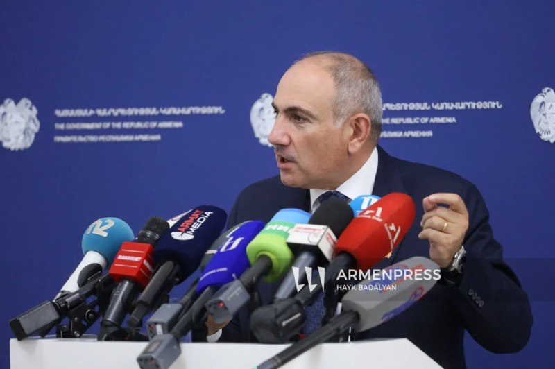 Премьер-министр Армении Никол Пашинян на брифинге в правительстве