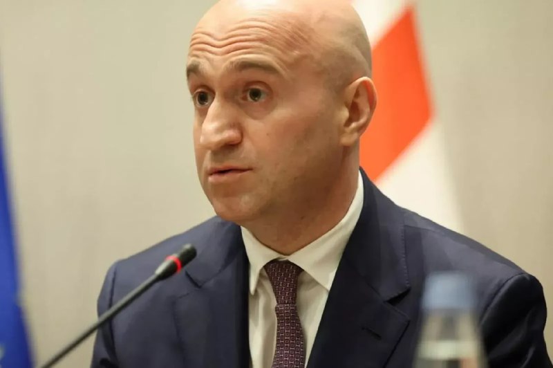 Министр внутренних дел Грузии Сулхан Тамазашвили на фоне флагов Армении и Грузии