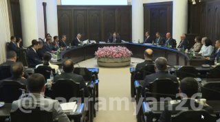 Заседание правительства Армении, министр экономики Геворг Папоян и премьер-министр Никол Пашинян обсуждают поддержку