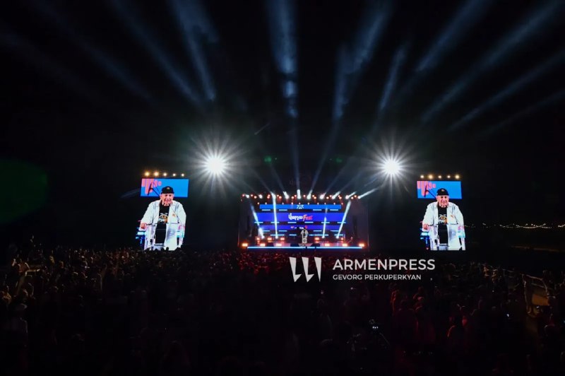Награждение победителей Varchafest-2026 в Вайке: премьер-министр Пашинян вручает приз группе Red Line