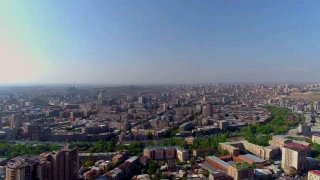 Здание правительства Армении в Ереване, флаг Армении — символ новых программ для Вайка