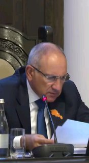 Премьер-министр Армении Никол Пашинян выступает с заявлением об экономической активности в Вайоц-Дзоре