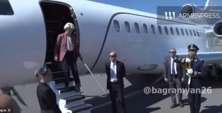 Урсула фон дер Ляйен в аэропорту Звартноц в Ереване