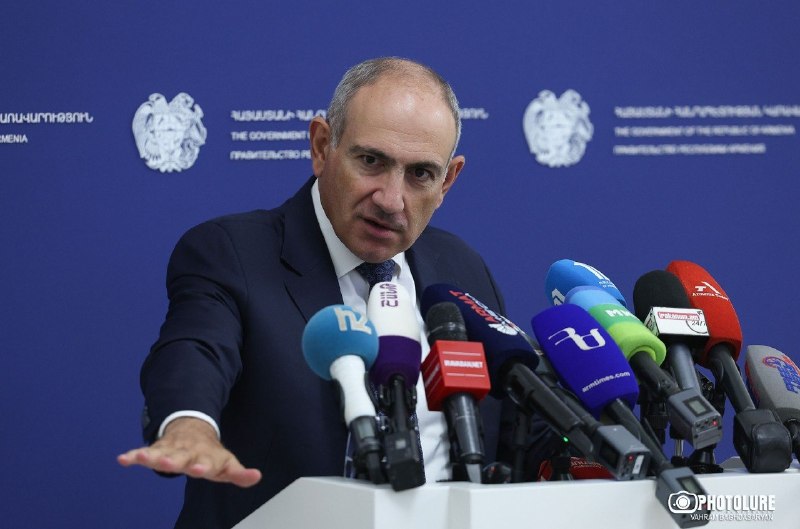 Премьер-министр Армении Никол Пашинян выступает с заявлением о железной дороге