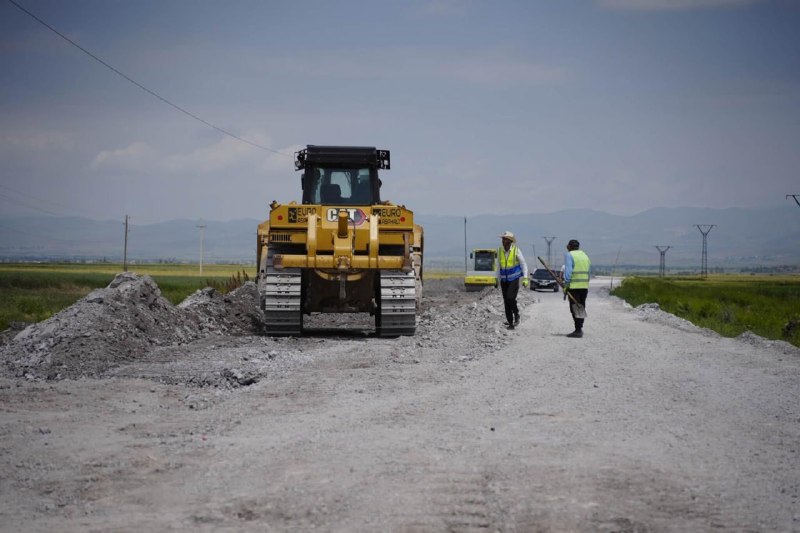 Дорога к школе в общине Ахурян Ширакской области во время ремонта