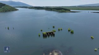 Водохранилище в Армении, вид на воду и горы, регион Вайоц-Дзор