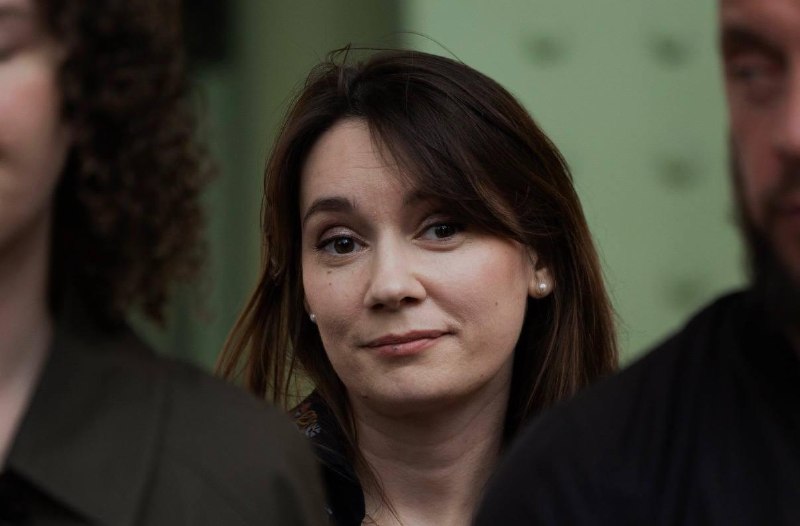 Ксения Фёдорова, бывшая глава французского подразделения RT France, на фоне флагов Франции и России