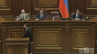 Заседание Национального Собрания Армении, депутат Ваагн Алексанян выступает с трибуны
