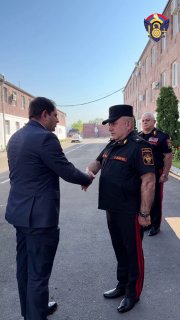 Министр обороны Армении Сурен Папикян представляет генерал-майора Арама Оганесяна