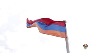 Министр обороны Сурен Папикян вручает сертификат выпускнику Военной академии в Вайке