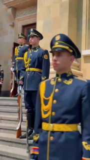 Никол Пашинян на фоне государственного флага Армении