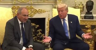 Выборы в Вайке: кандидаты на фоне плакатов