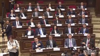 Заседание совета в Вайке, депутаты оппозиции не встают во время присяги