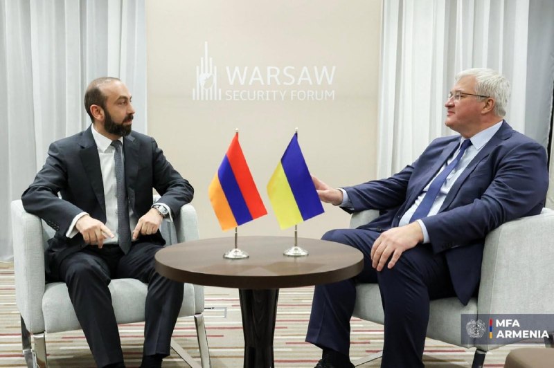 Глава МИД Армении Арарат Мирзоян и глава МИД Украины Андрей Сибига обсудили вопросы по телефону