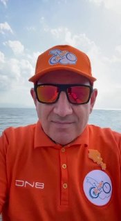Никол Пашинян на велосипеде у озера Севан в Армении
