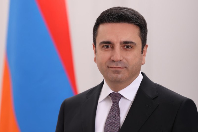 Ален Симонян поздравляет депутатов девятого созыва НС Армении