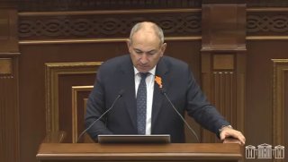 Никол Пашинян выступает на мероприятии в Вайке